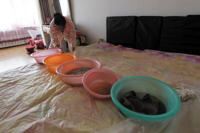 孙吴楼上漏水，住户失联，小区没物管，业主维权难！律师来支招……